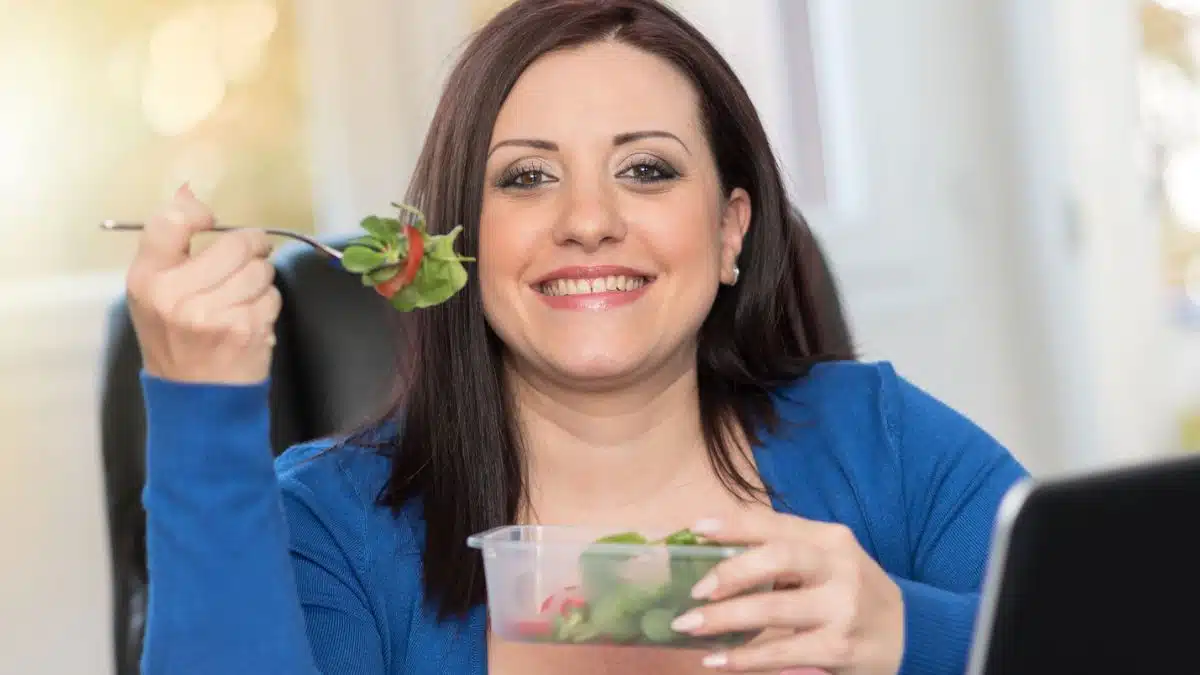 woman eating lunch office