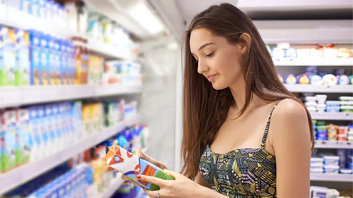 Frugal Hacks That Can Slashing Bills woman grocery shopping (3)