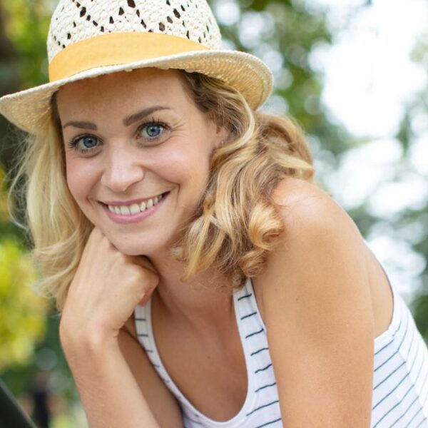 woman hat picnic laptop
