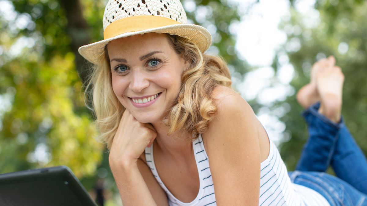 woman hat picnic laptop