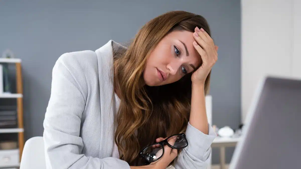 woman leaning on her laptop