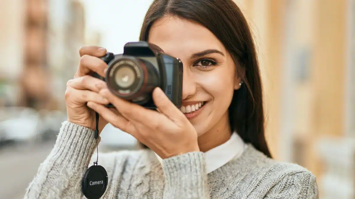 woman with a camera (1)