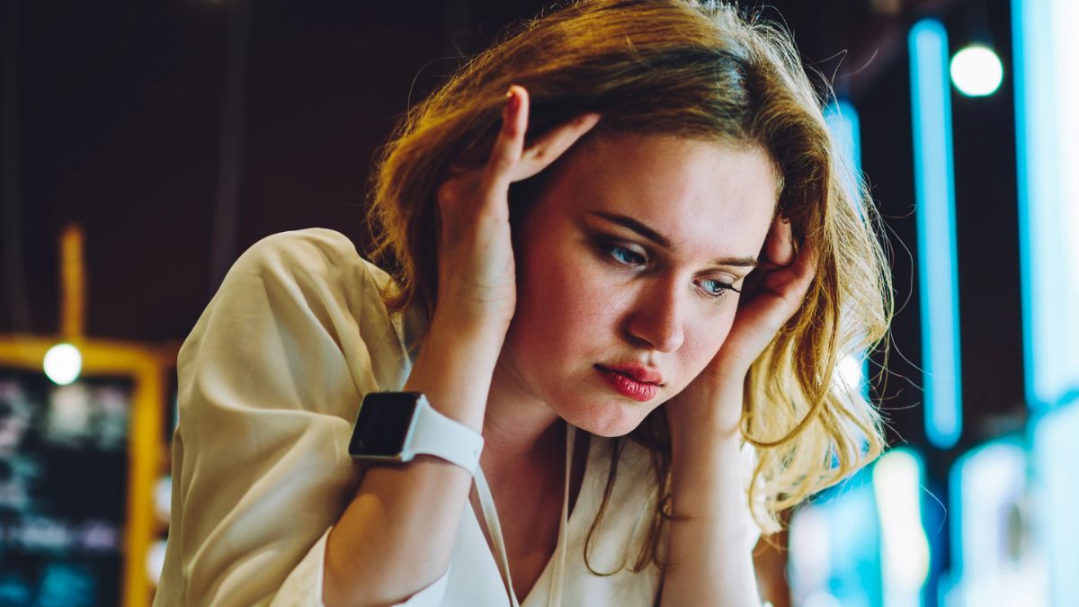 woman worried in her office