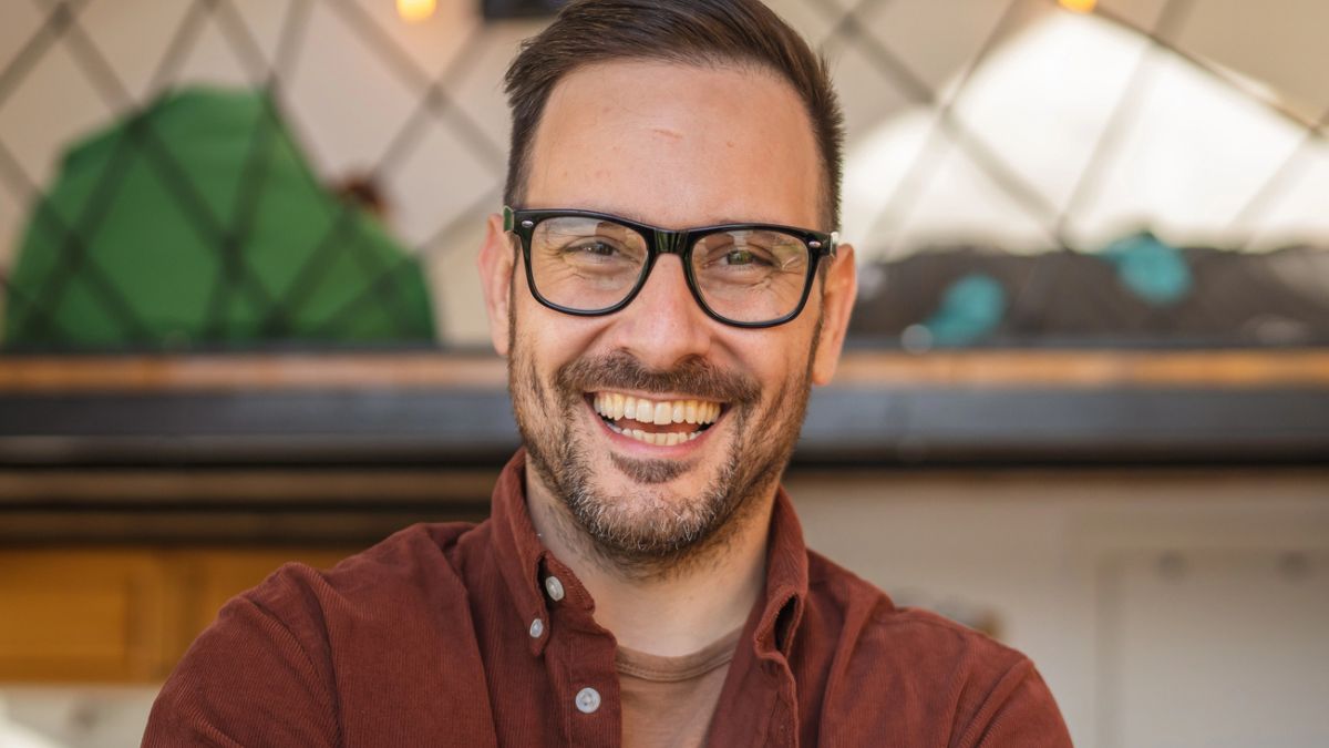 man glasses crossing his arms