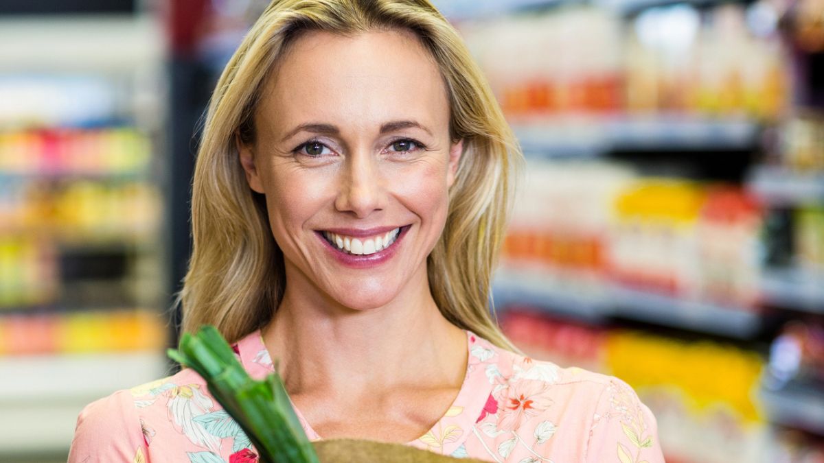 woman holding the grocery bag