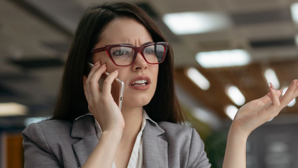 woman office worker confused