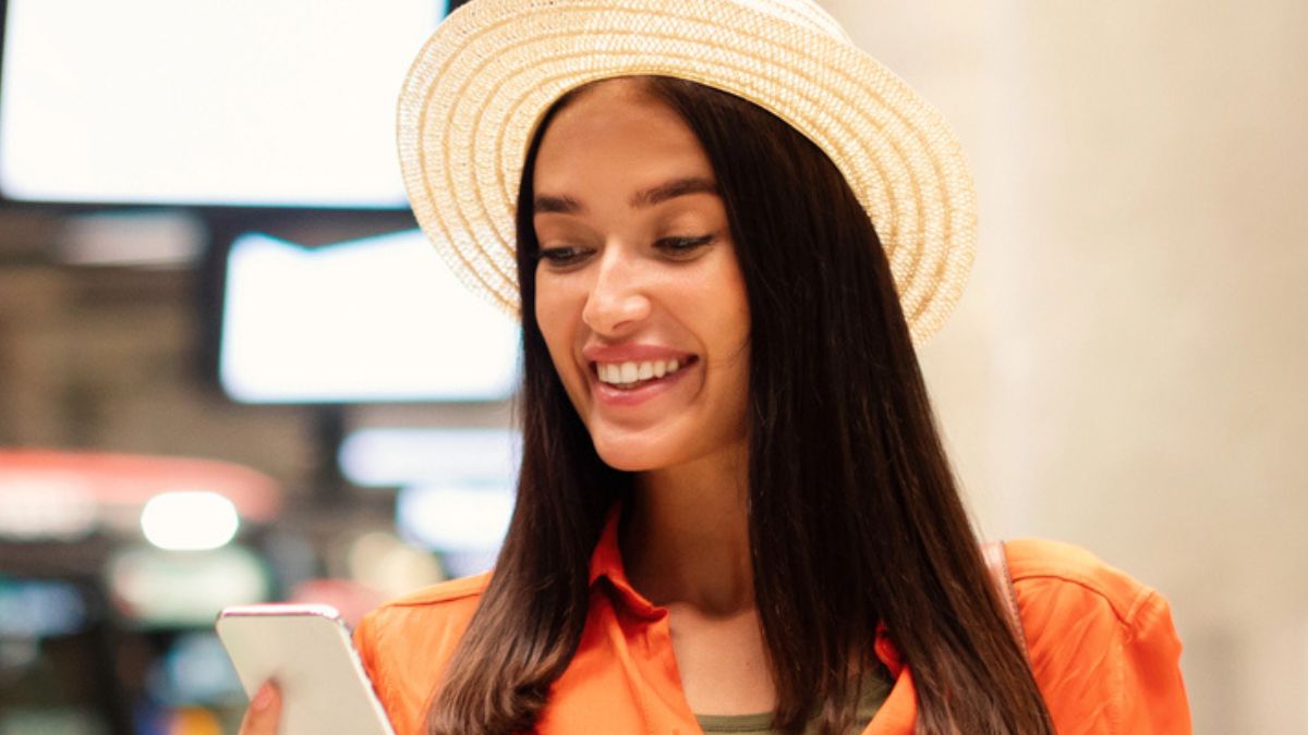 woman traveling with a hat