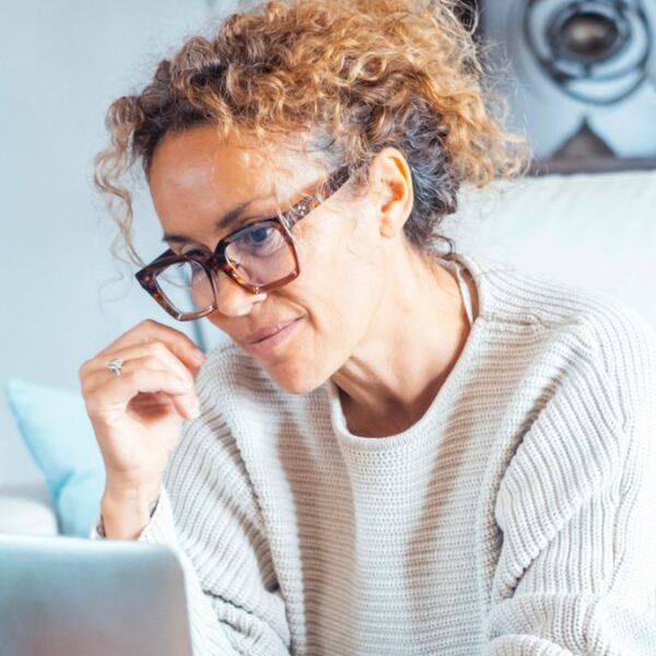 women glasses on laptop