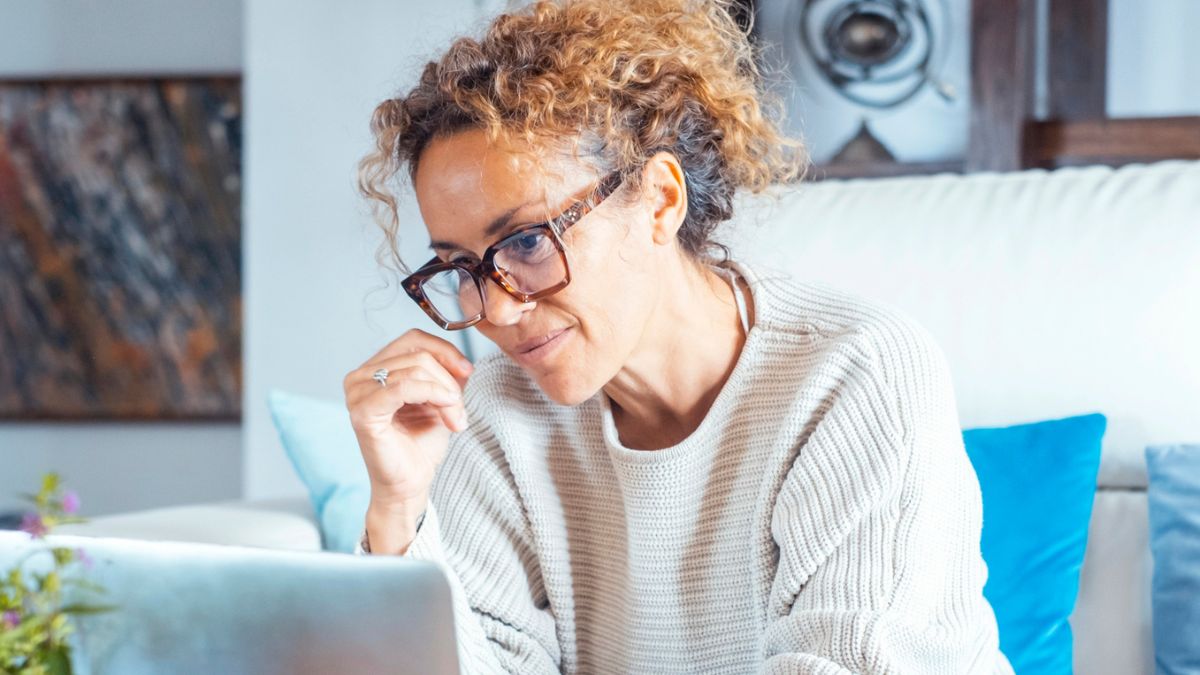 women glasses on laptop