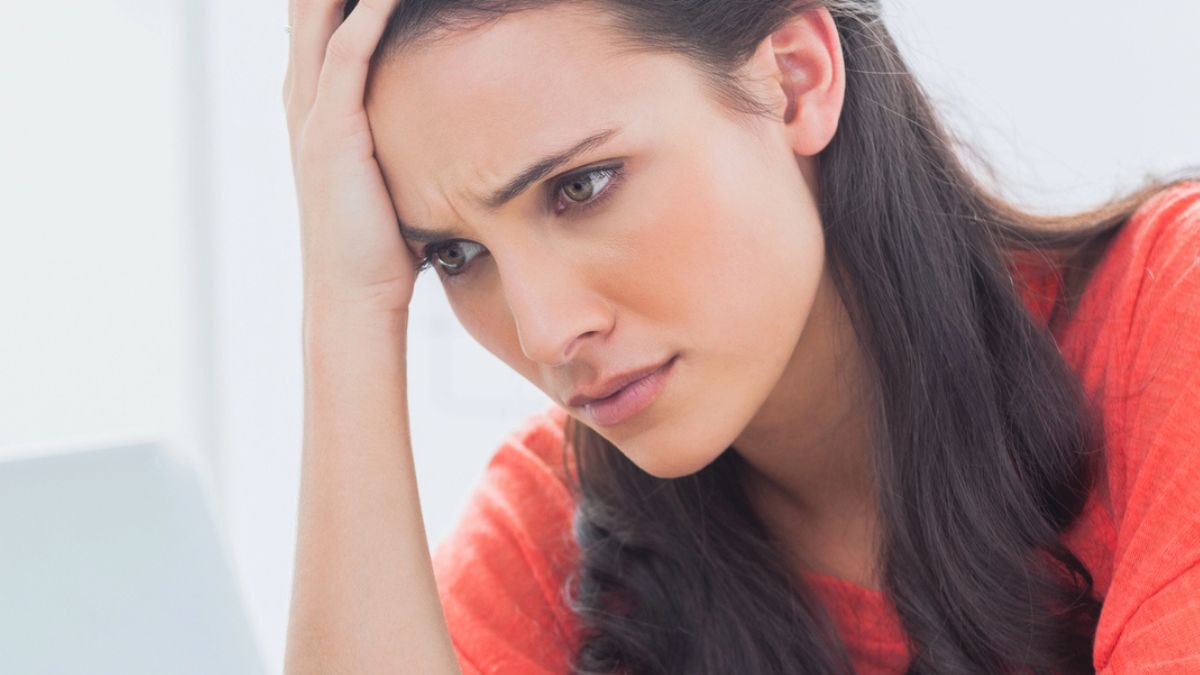 woman confused looking at laptop
