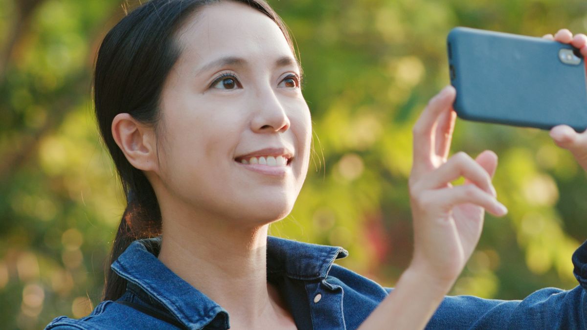 woman holding her camera phone