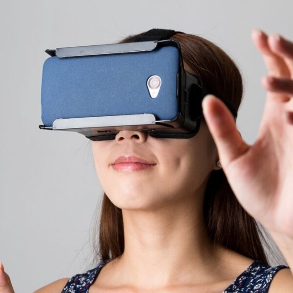 woman wearng v cell phone