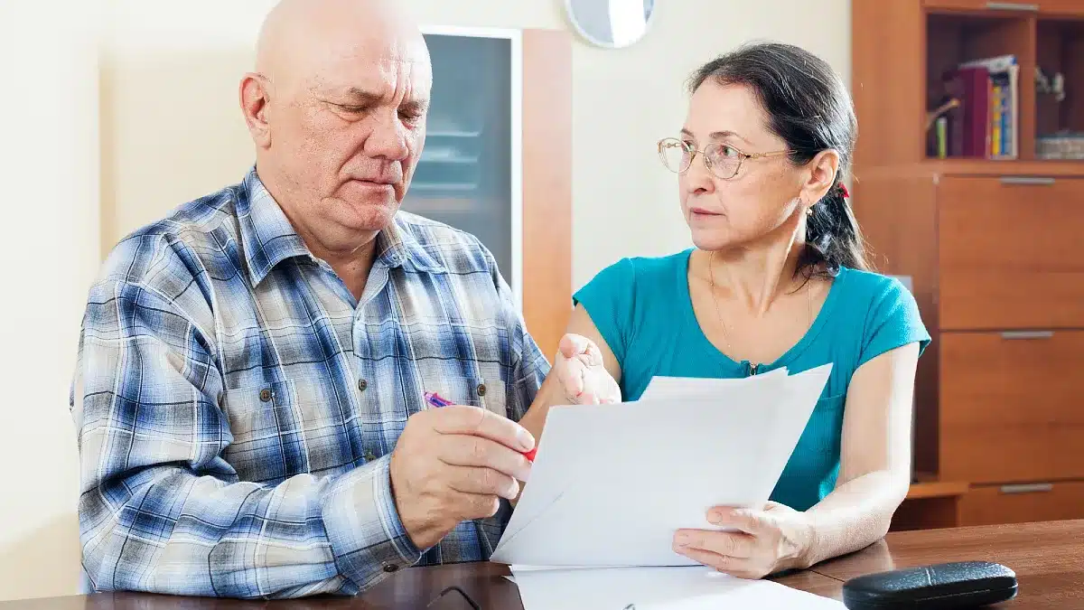 Monthly Pension vs. One-Time Payout: 9 Questions That Make the Choice Clearer
